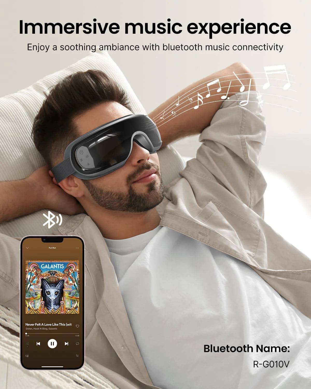 Ein Mann entspannt auf einem weißen Sofa und trägt das Augenmassagegerät Eyeris 3 von Renpho DE, gekoppelt mit einem Telefon, auf dessen Bildschirm Musik angezeigt wird. Der Text wirbt für ein intensives Musikerlebnis mit Bluetooth-Konnektivität.